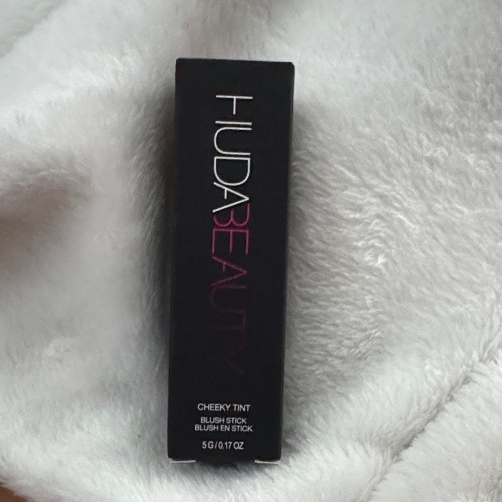 HUDA BEAUTY Cheeky Tint Blush Stick - Rebel Red
